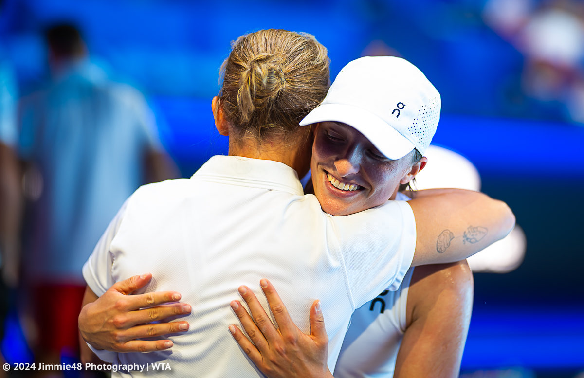 .@iga_swiatek embraces @abramowiczd after her United Cup QF win