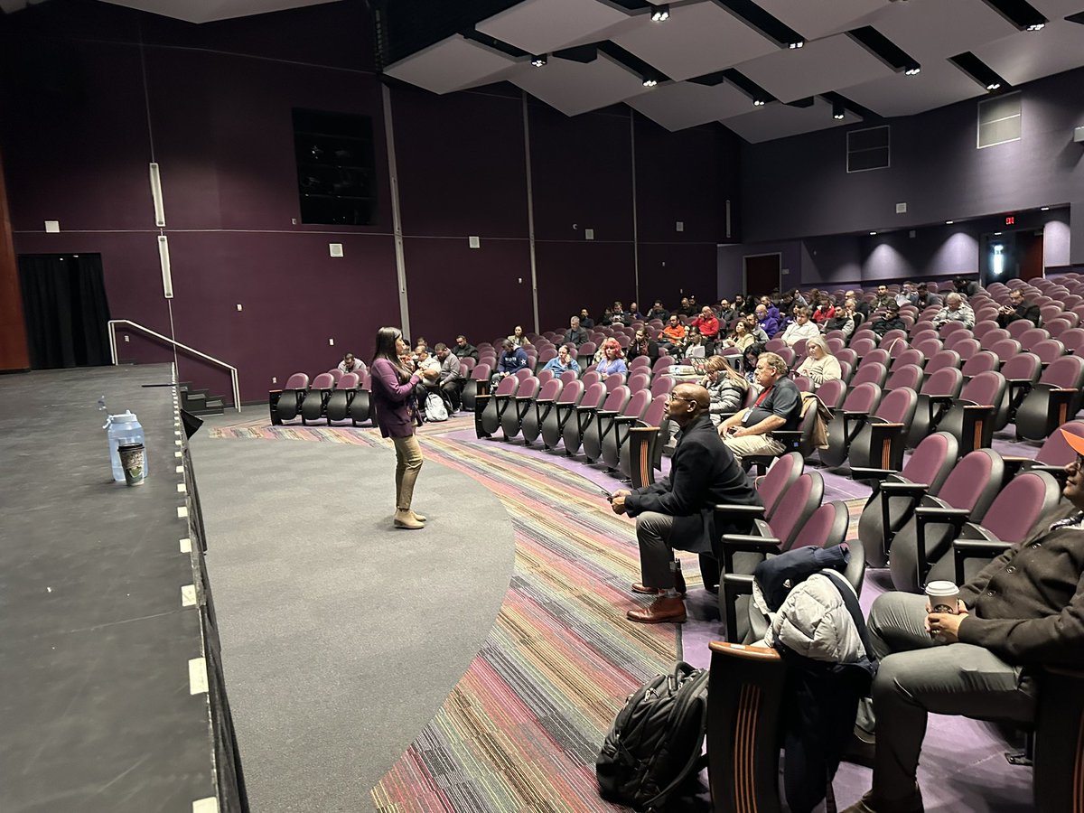 Mrs. Avila is presenting this morning on Fuel Innovation. Teachers were shown the features they can utilize in their classroom to enhance their curriculum. 🍎 
#MicrosoftWhiteBoard 
#ProfessionalDevelopment 
#TeamSISD 
<a href="/bhenderson_EHS/">𝓑𝓮𝓽𝓽𝔂 𝓗𝓮𝓷𝓭𝓮𝓻𝓼𝓸𝓷</a> 
<a href="/luismartinezMBA/">Luis Martinez, MBA</a> 
<a href="/AAvila_EHS/">Annette Avila</a> 
<a href="/Eastlake_HS/">Gilbert R . Martinez</a>