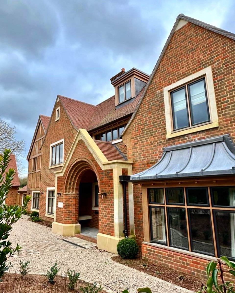 ME_Architects's tweet image. The Sundowner ☀️ 

At our arts and crafts new build, the sundowner over looks the stunning view from the property, creating the perfect space for an evening drink ☕️

#architecture #architects
