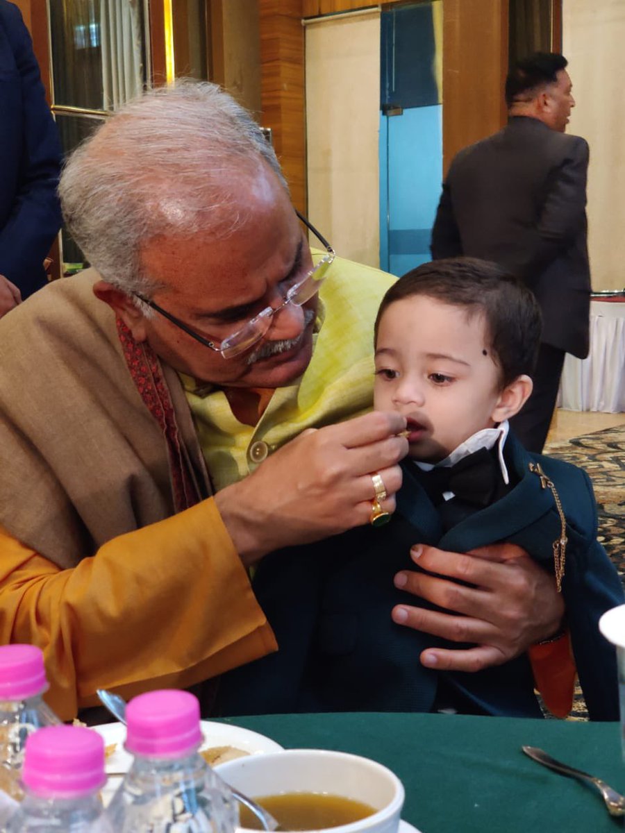 पोते विवांश का आज पहला जन्मदिन है.
खूब प्यार और आशीर्वाद. 

अच्छा इंसान बनकर सबसे प्रेम करो, सेवा करो, ईश्वर से यही कामना है.