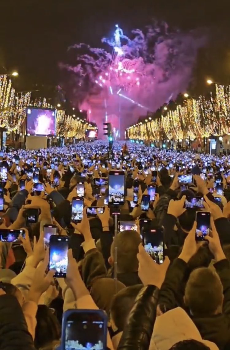 ArtistHanmo's tweet image. 以前在大屏幕电视机前看现场直播，现在沦落到在手机小屏幕上看现场直播还激动得不行😂