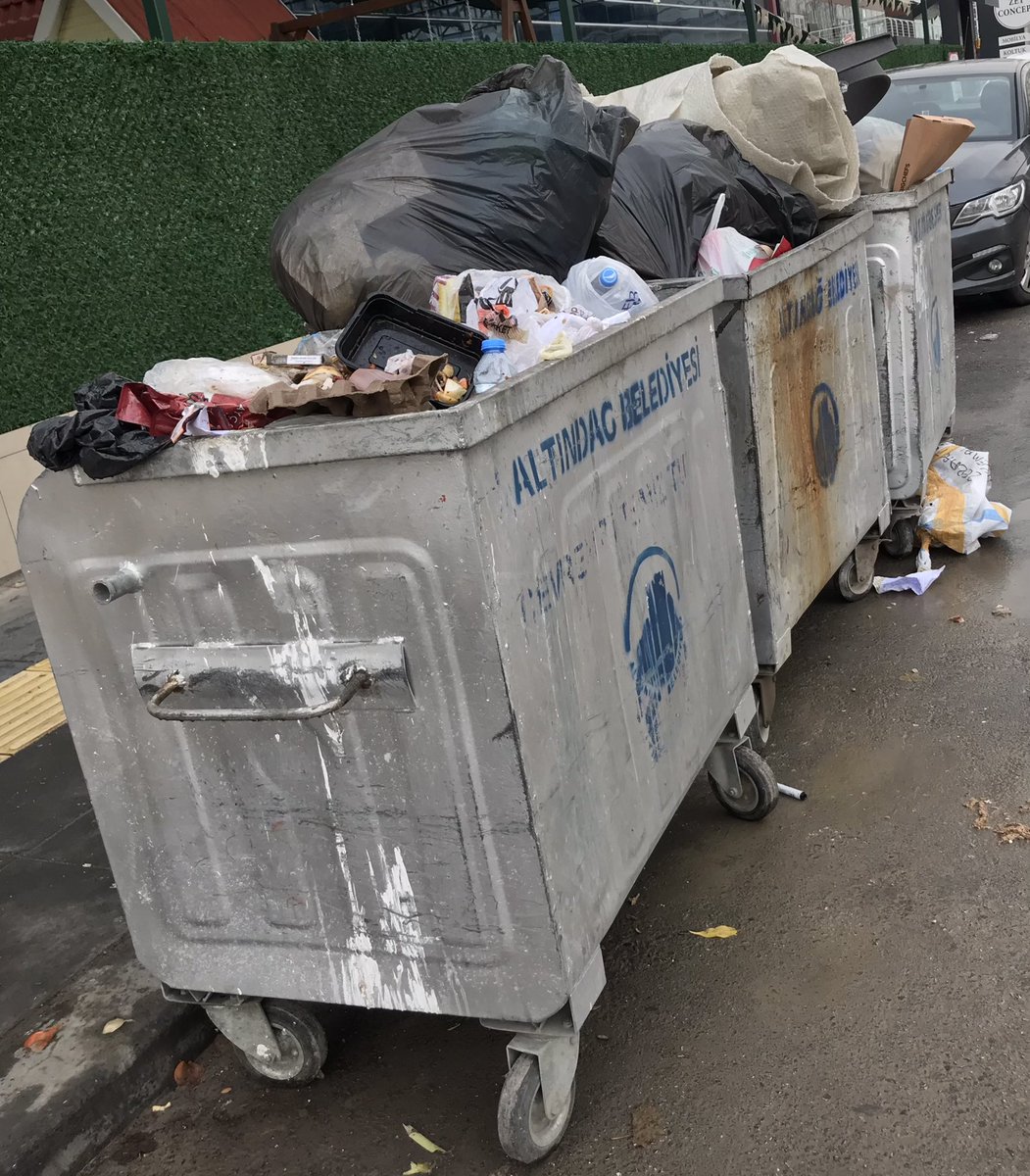 yunkeles's tweet photo. Bir kentin bütün sokaklarını süpürmeye çalışarak o kenti temiz tutamazsınız. Ancak kirletmeyerek temiz kalabilir.
Elindeki çöpü, en yakın çöp kutusuna atıncaya kadar elinde taşımak medeni olmanın gereklerindendir. Deriz ya “ temizlik imandandır.” https://t.co/AjUYIh0cAP