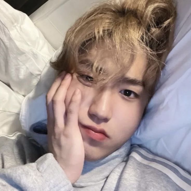 neytirisa's tweet photo. Mini au #minsung 

-Donde Minho es fan de Kanye y quiere ir al concierto pero no tiene plata y decide estafar swifties

-Por otro lado Jisung cae en su estafa pero ninguno sabía que ya se conocían 

(Terminado) fav y rt agradecidos https://t.co/wL5HfJ5Zyc