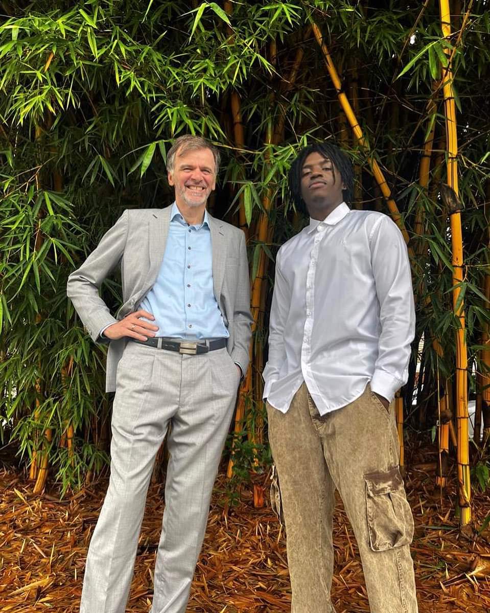 German ambassador, Volz meets @Voltz the musician. What type of song do you think is being cooked here? @GermanyinZimbabwe