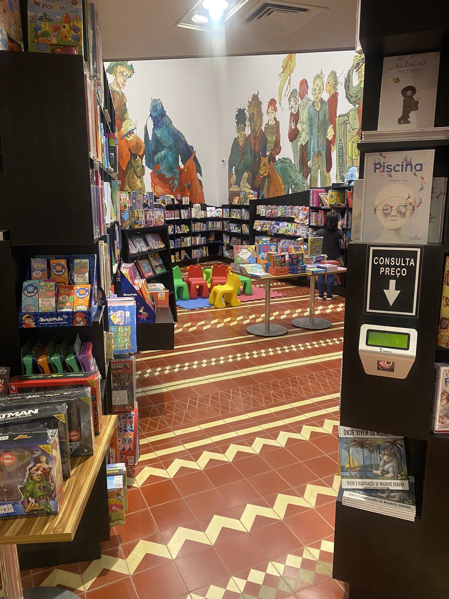 Sou apaixonada pela <a href="/livvanguarda/">Livraria Vanguarda</a> do Partage Shopping, em Rio Grande - RS. Sempre que visito a cidade procuro visitar a livraria. Já aproveito e tiro umas fotos. Além de inúmeras opções maravilhosas de livros, a decoração da livraria torna uma delícia a experiência.