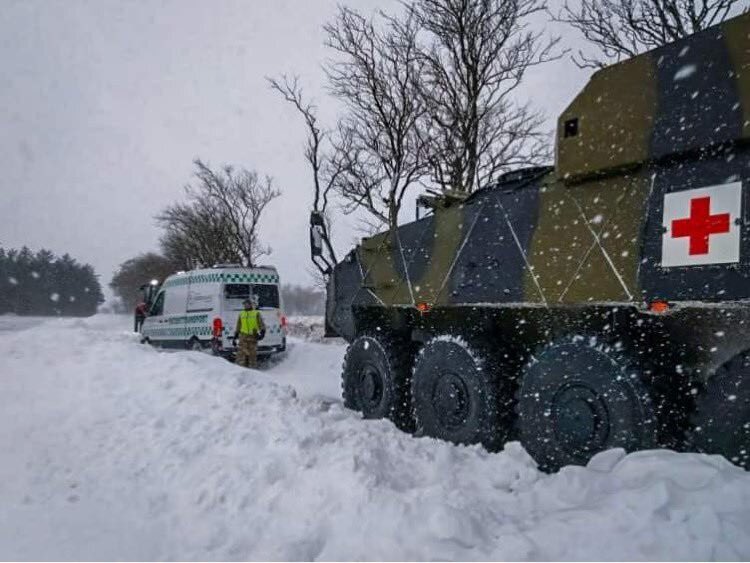 Ved Hjørring har Forsvaret hjulpet en patienttransport ud af sneen ❄️ bt.dk/vejret/live-sn…