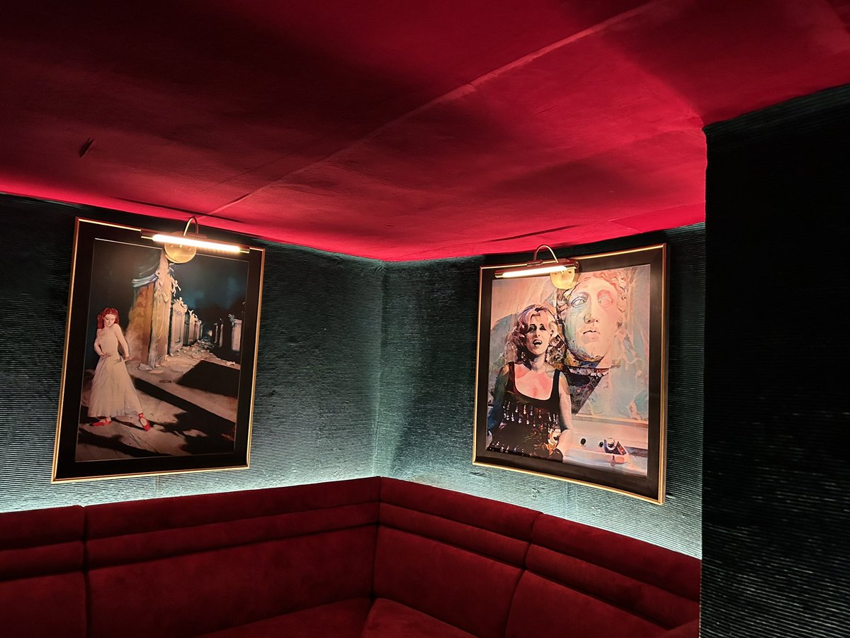 How gorgeous is <a href="/TheGardenCinema/">The Garden Cinema</a> #coventgarden? Been meaning to visit for ages &amp; finally made it. As someone who has a dark red hallway, it’s going to be my new home from home ❤️