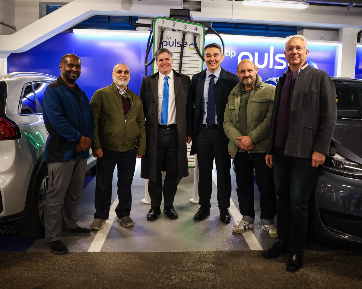 An electric start to 2024⚡Today we hosted Minister @AnthonyBrowneMP at our Pimlico Gigahub to mark the start of the ZEV mandate, giving more confidence to invest in #EV charging.