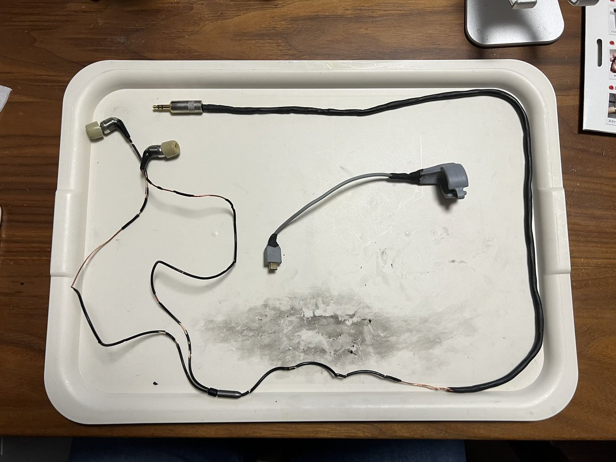 36Satoru36's tweet photo. PHILIPS SHE9850の被覆が崩壊してしまったのでこちらで補修というかやり変えしてます。5g×3個で約50cm。残り約50cmなので追加発注します。
指先が真っ黒になったので、こちらで念入りに洗いました。

#LOCKTITE #ロックタイト
#エバースハンドクリーナー https://t.co/WzpfHyGi2w