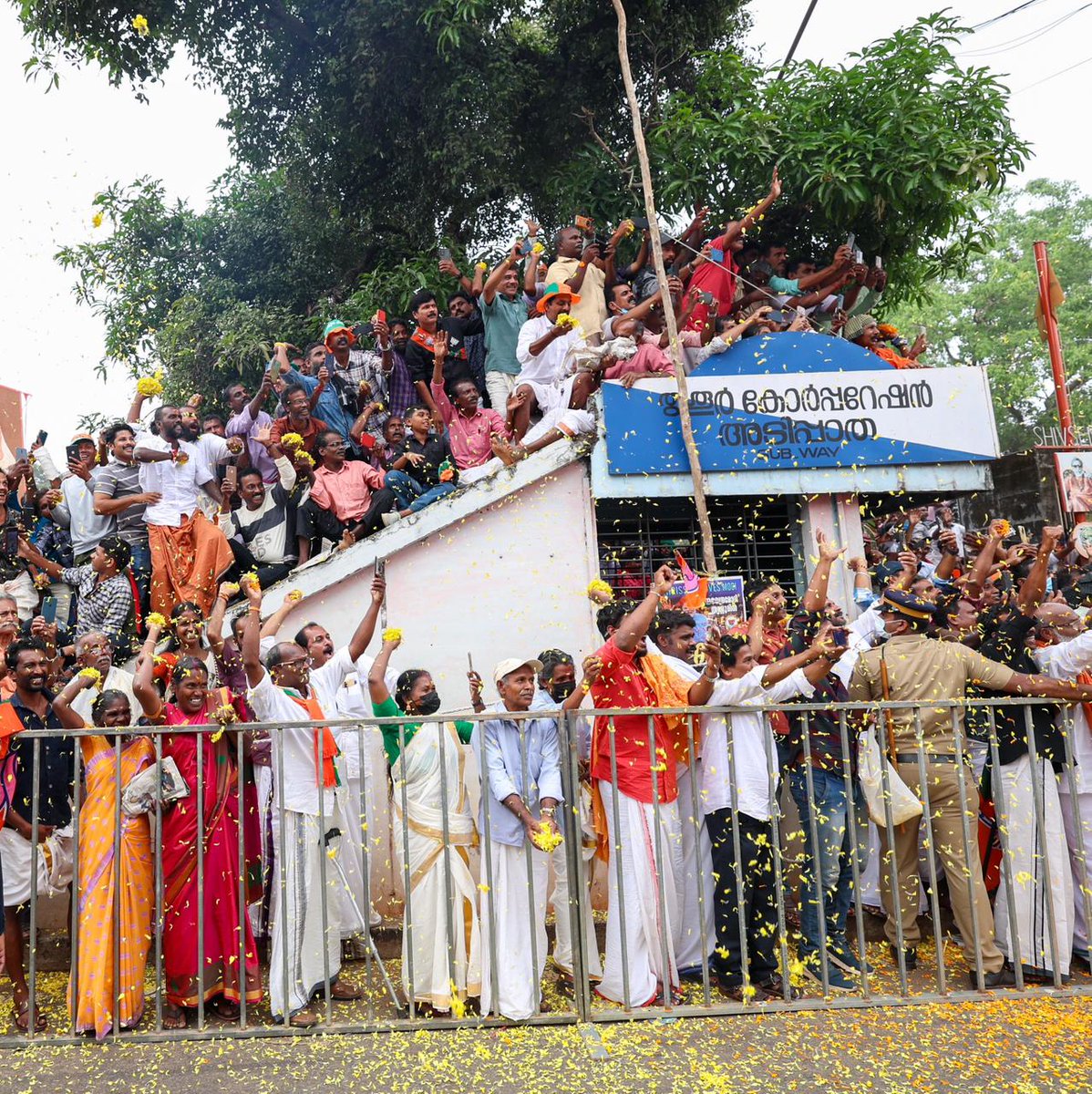 RajeevRC_X's tweet photo. Tremendous & Electrifying atmosphere and energy as Thrissur welcomes its favourite leader, our Pradhan Sevak @narendramodi ji๐๐ผ
เดชเตเดฐเดงเดพเดจ เดเดจเดธเตเดตเดเตป เดถเตเดฐเต. เดจเดฐเตเดจเตเดฆเตเดฐ เดฎเตเดฆเดฟเดเตเดเต เดเดตเตเดถเตเดเตเดเตเดตเดฒ เดธเตเดตเตเดเดฐเดฃเดฎเตเดฐเตเดเตเดเดฟ เดคเตเดถเตเดถเตเดฐเดฟเดฒเต เดเดจเดเตเดเตพ.
#ModifyingKerala
#VaranamModi https://t.co/TfkhoU9fay