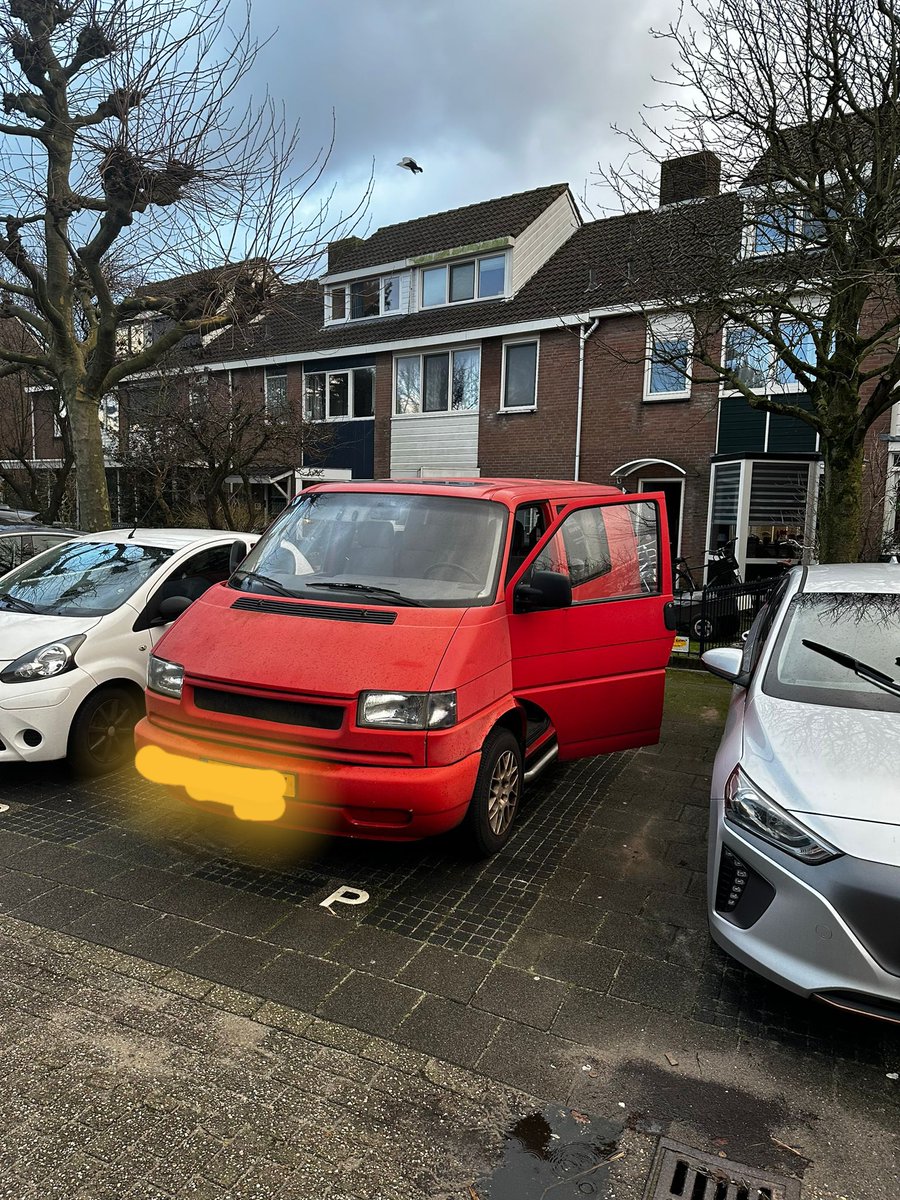 BerrytenBerge's tweet photo. Na 20 jr trouwe dienst hebben we vandaag afscheid van je genomen 😪.
Je hebt ons nooit in de steek gelaten en overal naar toegebracht.
Het Rode bussie inmiddels een icoon in Noordwijkerhout en omstreken we gaan je missen.🙋🏻♂️
#volkswagen
#transporterT4 https://t.co/SXAx46LvIg