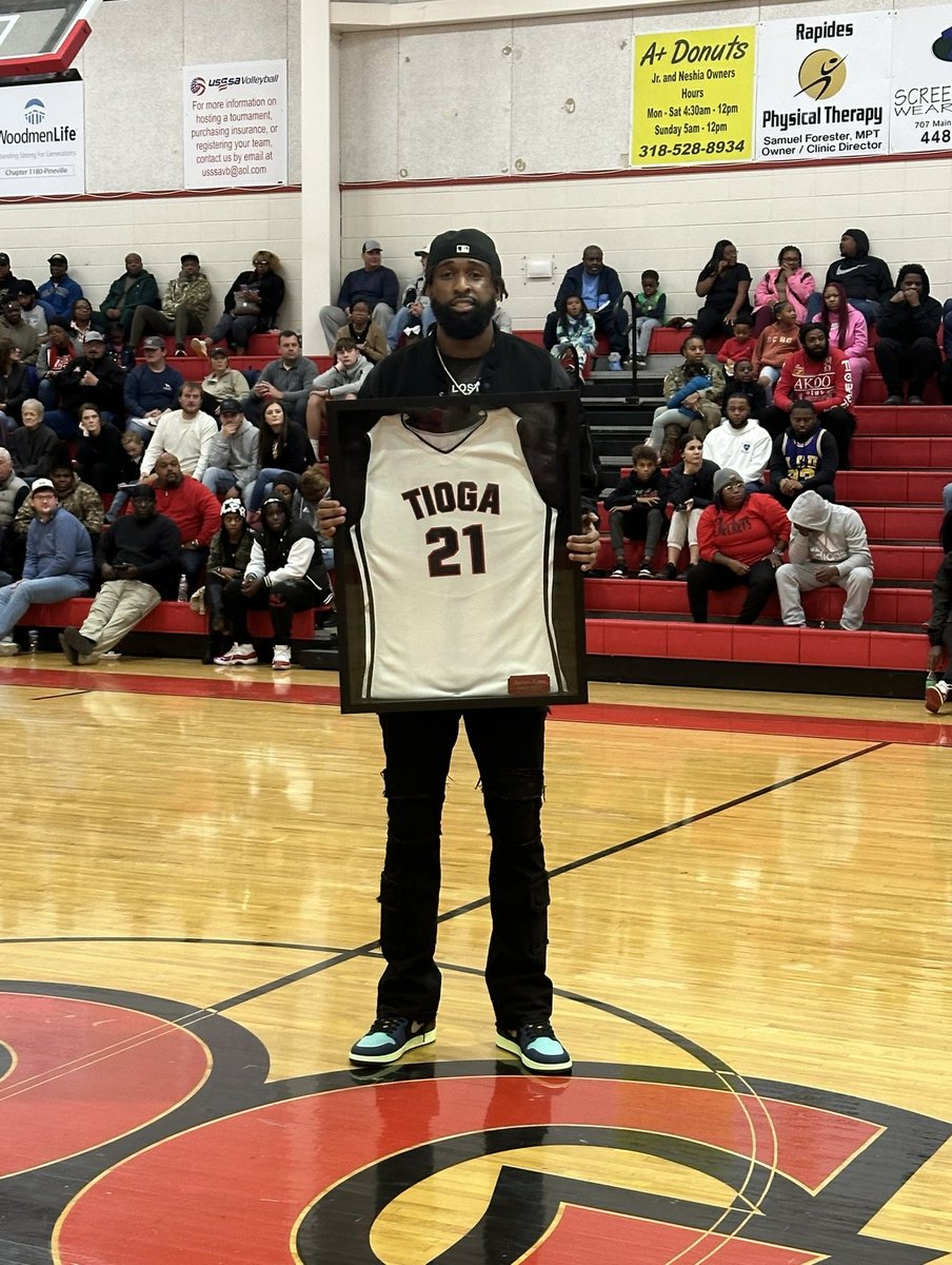 AaronEpps21's tweet photo. First jersey retirement in program history!!! Such an honor and a blessing!! S/o to myfamily, my friends, my teammates, and coaches!!! Couldn’t have done this without any of y’all❤️ https://t.co/7Zupg54SDU