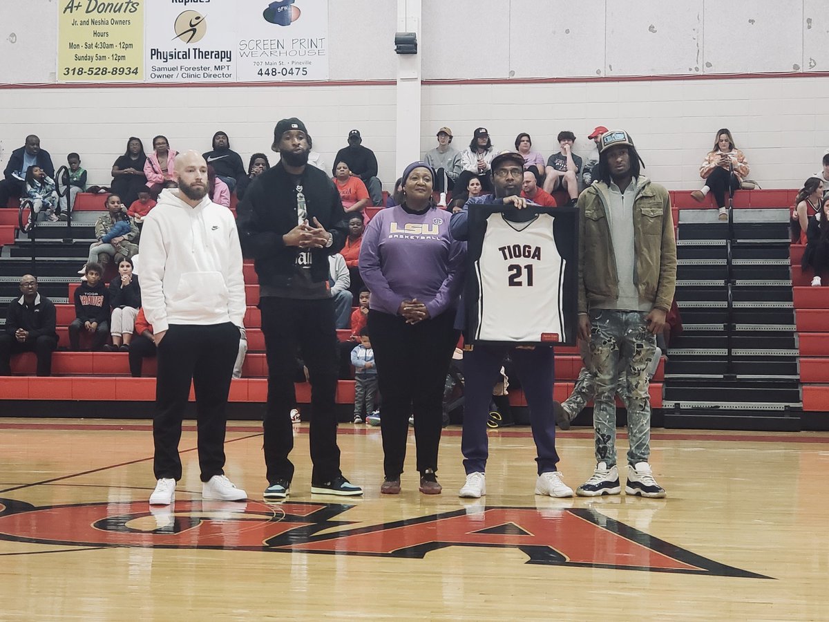 AaronEpps21's tweet photo. First jersey retirement in program history!!! Such an honor and a blessing!! S/o to myfamily, my friends, my teammates, and coaches!!! Couldn’t have done this without any of y’all❤️ https://t.co/7Zupg54SDU