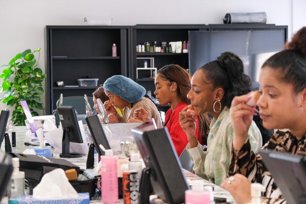 sanoacademy's tweet image. In de spotlight: onze cursisten die vol focus en passie bezig zijn met de Makeup Masterclass! 💄🌟 Wil jij ook de kunst van perfecte make-up beheersen? Meld je aan als cursist via de link in onze bio en creëer jouw eigen glamoureuze reis!  #MakeupMasterclass #beautyscholing