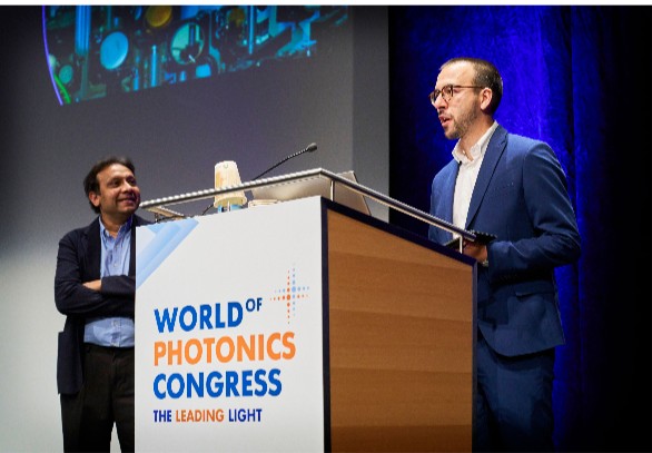 📢 The application period for the #BernardCouillaudPrize sponsored by @OpticaWorldwide and @CoherentCorp is now open! 👉 bit.ly/3WYtMpM

📷 Dr. Sanjai Parthasarathi & Dr. Edoardo Vicentini at the award ceremony 2023 at @PHOTONICSWORLD

#opticafoundation #ultrafast #laser