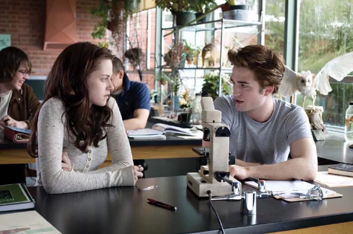 twishitposting's tweet image. Edward moving the microscope like he did was the first glimpse into his super strength and Bella didn’t even realize it. Those bitches are heavy, and the rubber on the bottom? Impossible to move so easily