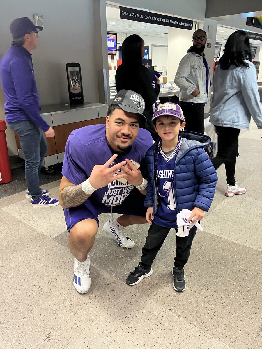 Thank you <a href="/sekai_asoau/">Kai Asoau-Afoa</a> for making such a positive impact on this little Husky fan at the #SugarBowl. He will forever remember your kindness. He hasn’t let go of your gloves! Now go bring home the Natty! <a href="/UW_Football/">Washington Football</a> #PurpleReign