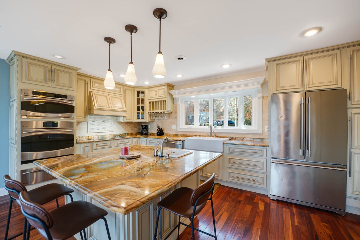 HouseLens's tweet photo. This Maryland home was an absolute dream to capture. And let's not forget about the stunning nature surrounding the property - it's truly a sight to behold! 

Listed by: Rob Schou, EXP Realty 
Photographed by: HousLens Artist, John Straub https://t.co/6lKtKloCtW