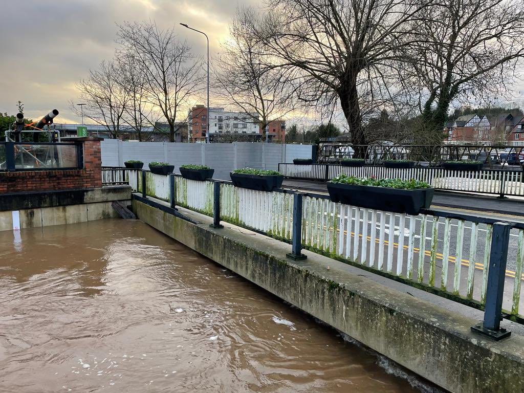 EnvAgencyNW's tweet photo. Our officers have been out today monitoring the situation at Northwich.

Phase 1 and 2 of the flood defences will remain operational tonight as a precautionary measure with Dane St and London Road Bridge expected to stay closed until tomorrow morning. https://t.co/f5nkCic7QN