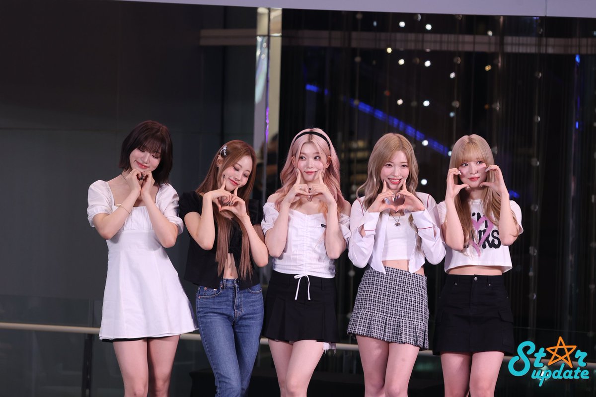 webstarupdate's tweet photo. [CLIP] สาวๆ #Billli จากค่าย MYSTIC STORY พบปะแฟนๆ ในงานแฟนไซน์ครั้งแรกในไทย >> 
https://t.co/IAHW13Nw1Z
#빌리 #KPOPMERCH #케이팝머치 #KPOPMERCHXBilllie #billliefainsigningeventbkk
#HARAM #하람
#SIYOON #시윤
#TSUKI #츠키
#SHEON #김수연
#HARUNA #하루나 https://t.co/nHsWxBYaHf