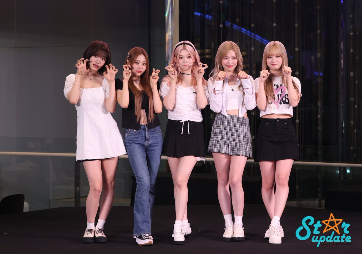 webstarupdate's tweet photo. [CLIP] สาวๆ #Billli จากค่าย MYSTIC STORY พบปะแฟนๆ ในงานแฟนไซน์ครั้งแรกในไทย >> 
https://t.co/IAHW13Nw1Z
#빌리 #KPOPMERCH #케이팝머치 #KPOPMERCHXBilllie #billliefainsigningeventbkk
#HARAM #하람
#SIYOON #시윤
#TSUKI #츠키
#SHEON #김수연
#HARUNA #하루나 https://t.co/nHsWxBYaHf