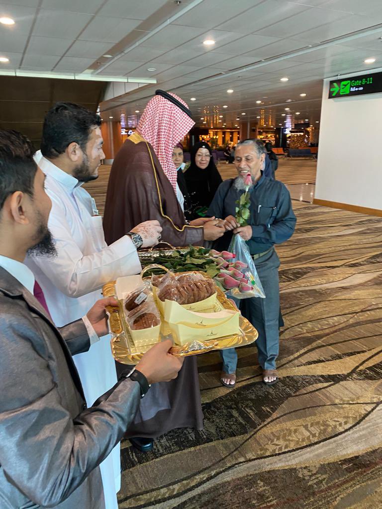 KSAembassyMM's tweet photo. ودّع سفير خادم الحرمين الشريفين لدى جمهورية أتحاد ميانمار سعود بن عبدالله السبيعي ، ضيوف برنامج خادم الحرمين الشريفين للعمرة لعام 1445هـ من مواطني جمهورية ميانمار المتجهين إلى المملكة.
حيث عبر الضيوف عن فرحتهم وشكرهم لخادم الحرمين الشريفين. https://t.co/nDBfA3ws53