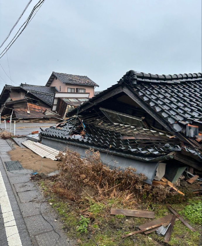 leige88888's tweet photo. 日吹说日本的房屋都有缓冲材料，地震的时候会大大减轻对于人体造成的伤害。
那我不禁要问，为什么这些房子跟积木一样倒塌了，是他们不配用缓冲材料吗？
日本啊！！请等一等你的国民！！ https://t.co/xSWYt2Lb9t