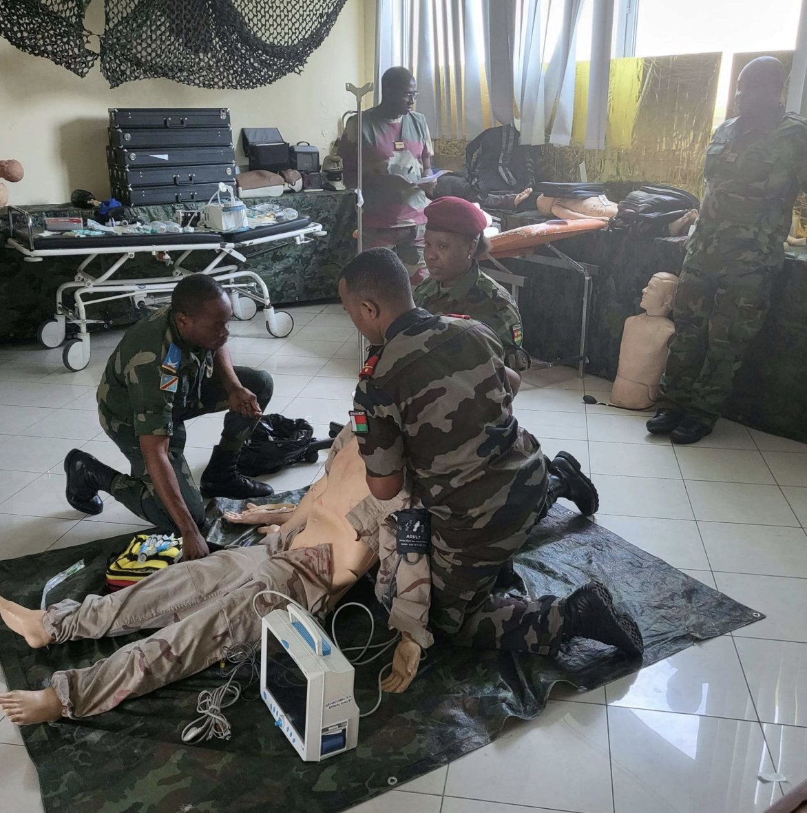 CoopSecuDefense's tweet photo. #Gabon 🇬🇦🇫🇷 : 3️⃣2️⃣ étudiants en santé issus de 10 nationalités différentes ont suivi +de 100h de cours magistraux et 80h de travaux pratiques à l’#EASSML ponctué par des séances de simulation sur des mannequins de haute-fidélité. https://t.co/p2ltXfWOE9