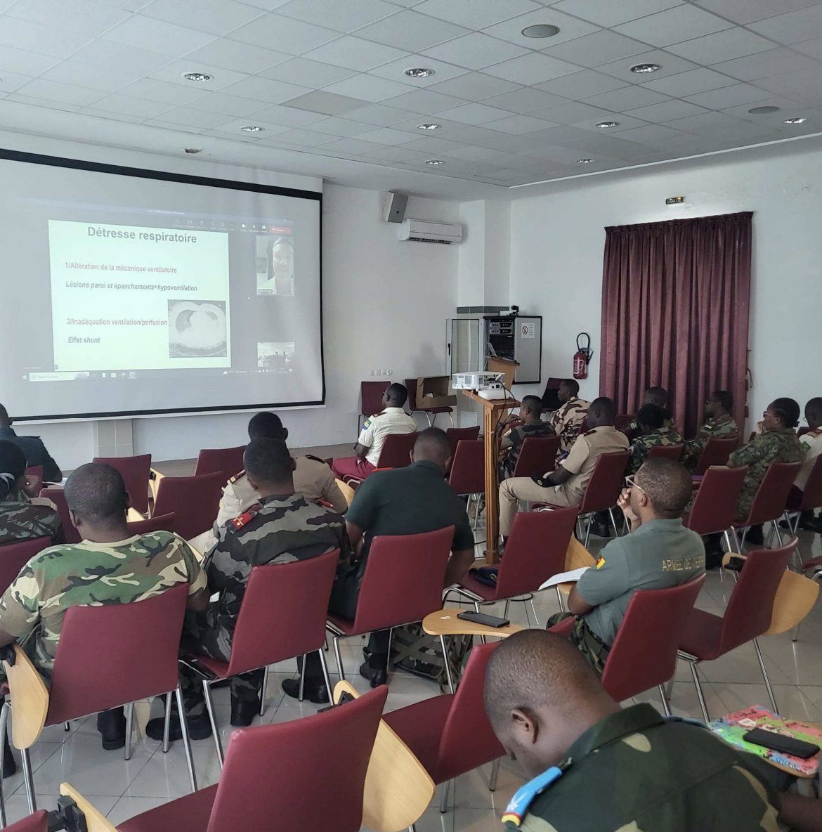CoopSecuDefense's tweet photo. #Gabon 🇬🇦🇫🇷 : 3️⃣2️⃣ étudiants en santé issus de 10 nationalités différentes ont suivi +de 100h de cours magistraux et 80h de travaux pratiques à l’#EASSML ponctué par des séances de simulation sur des mannequins de haute-fidélité. https://t.co/p2ltXfWOE9