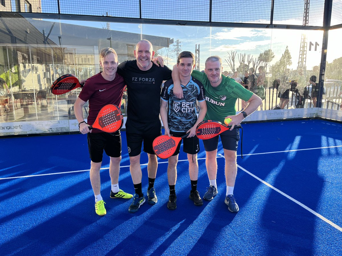 De finale van het padeltoernooi gaat tussen de duo’s Jesper van Dalen/Sven Deen en Teo van de Mheen/Martijn Kos #tk24