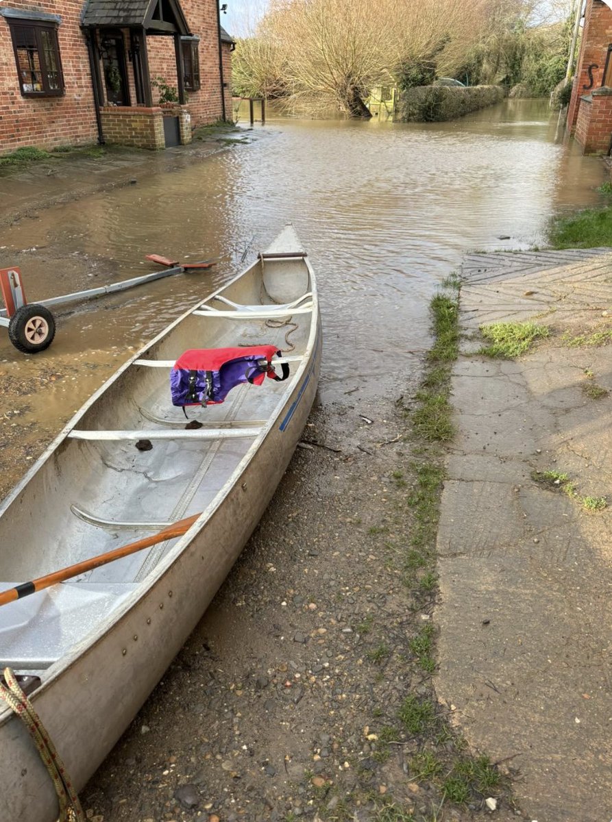 suitcasetrains's tweet photo. This is how my son arrived at work this morning 🤣🤣
Absolutely brilliant 🤣
#flooding #floods #3rdJanuary https://t.co/S8PmcpBfsH