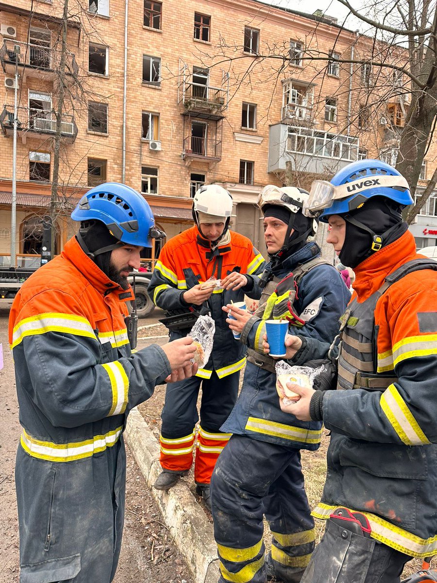 WCKitchen's tweet photo. The latest Russian missile attack on Kharkiv hit a residential building, injuring dozens of people. WCK’s Emergency Response Team was on site quickly to provide warming bowls of stew, along with sandwiches and snacks, to rescue teams searching for survivors. #ChefsForUkraine https://t.co/HQjDdeslsG