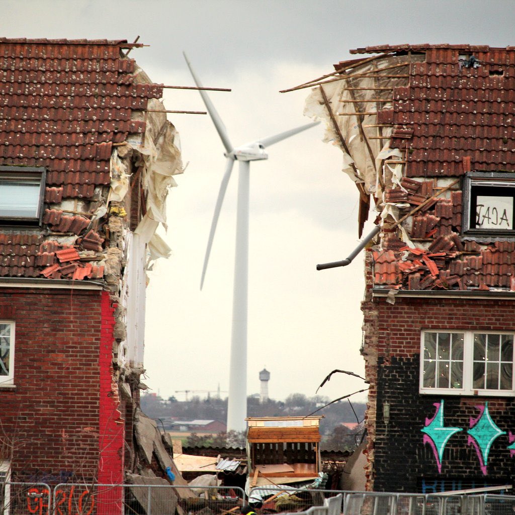 Heute vor 1 Jahr war Tag X in #Lützerath. Es folgte die Dorf-Zerstörung durch die schwarz-grüne Regierung NRWs für Braunkohle - Energiequelle aus dem letzten Jahrtausend. Aber es folgte auch Widerstand von so vielen, alleine 35.000 Menschen bei einer Demo vor Ort. #LütziLebt!