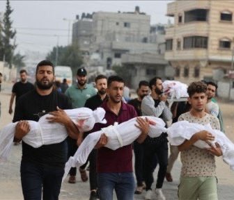 ehajjarr's tweet photo. تبقى هذه الصور شاهدة على تاريخ لم يتحرك لنصرة غزة سوى بعض الشباب الأبطال من الضفة الغربية الذين رفضوا أن يكونوا شهودًا عاجزين، وبعض اليمنيين في محاولة لتغلب على الجغرافيا، وحزب الله على طول حدوده. وباقي المنطقة متفرجة عاجزة. ولن تشفع لكم كذبات التاريخ كله لشيطنة أحد بناءً على كونه شيعي أو سني.
