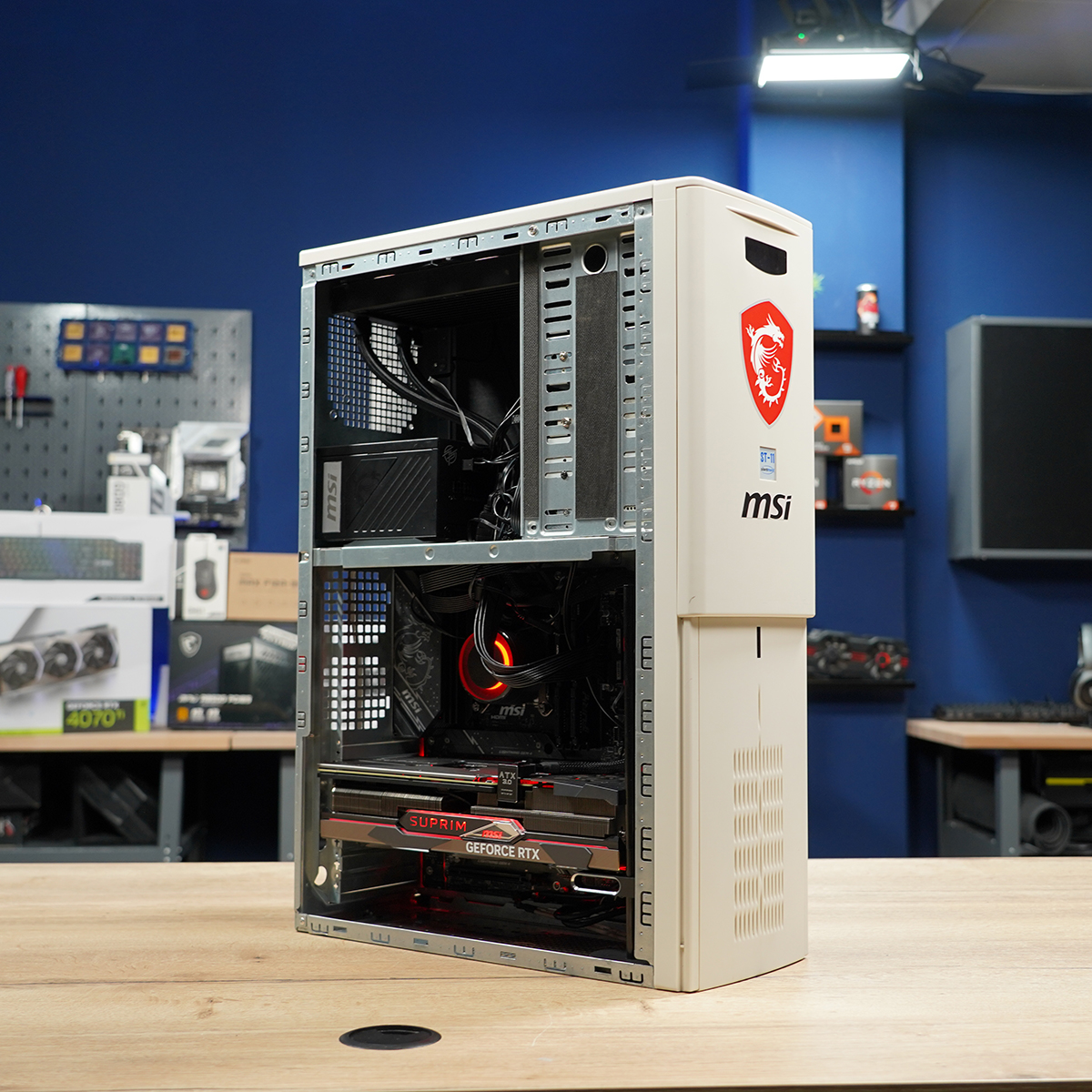 MSI_Latino's tweet photo. ¿Te gusta lo vintage? Este gran CaseMod fue creado por el team #PCWelt, y nos pone nostálgicos de cuando empezamos en el gaming.
"Sleeper PC", te trae lo más potente de hardware con un gabinete súper antiguo.
#SleeperPC #TimeTraveler #MSIGraphicsCard #SUPRIM https://t.co/NTHd4oftIW