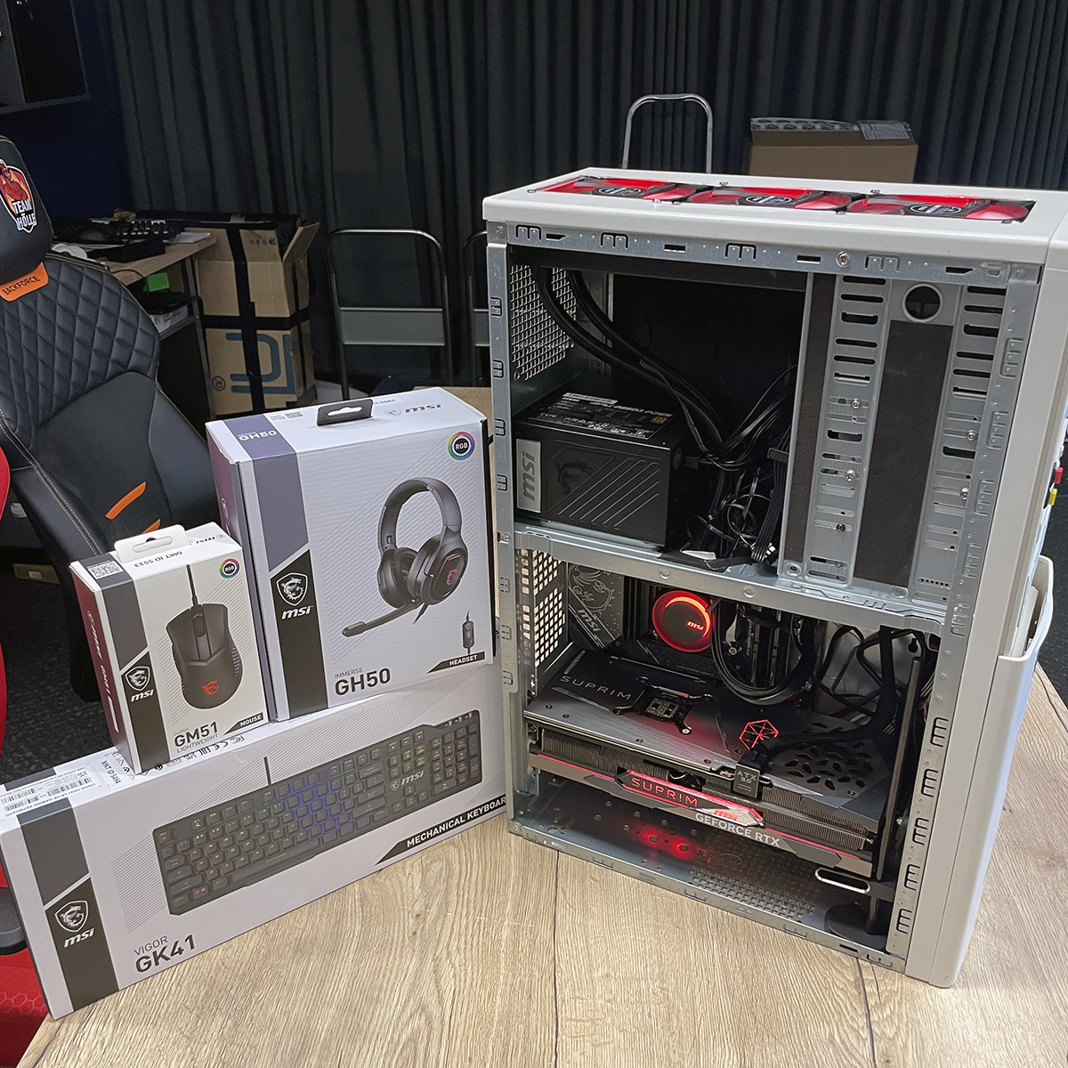 MSI_Latino's tweet photo. ¿Te gusta lo vintage? Este gran CaseMod fue creado por el team #PCWelt, y nos pone nostálgicos de cuando empezamos en el gaming.
"Sleeper PC", te trae lo más potente de hardware con un gabinete súper antiguo.
#SleeperPC #TimeTraveler #MSIGraphicsCard #SUPRIM https://t.co/NTHd4oftIW
