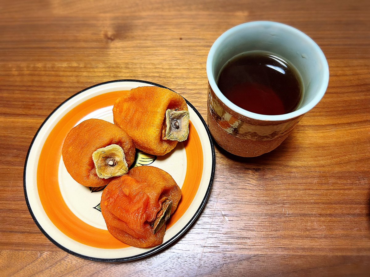 正月中にと取っておいたあんぽ柿を濃い番茶で頂く深夜。外は静か過ぎるほど静か。先ずは深呼吸。