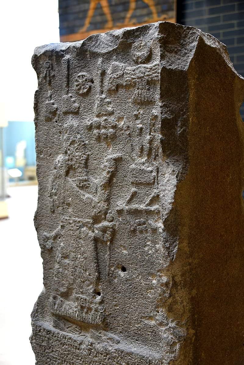 مسلة ادد نيراري الثالث

مسلة اشورية عثر عليها في سنجار

هي المصدر الرئيسي لحملات ادد نيراري الثالث العسكرية

شُيِّدت المسلة من قبل نرغال إرش أحد ضباط الجيش الآشوري 
تتحدث عن حملة ادد نيراري الثالث على بلاد كنعان والحصول على، جزية من ملك ماري، وملك آرام دمشق
تعود إلى 811-783 ق.م