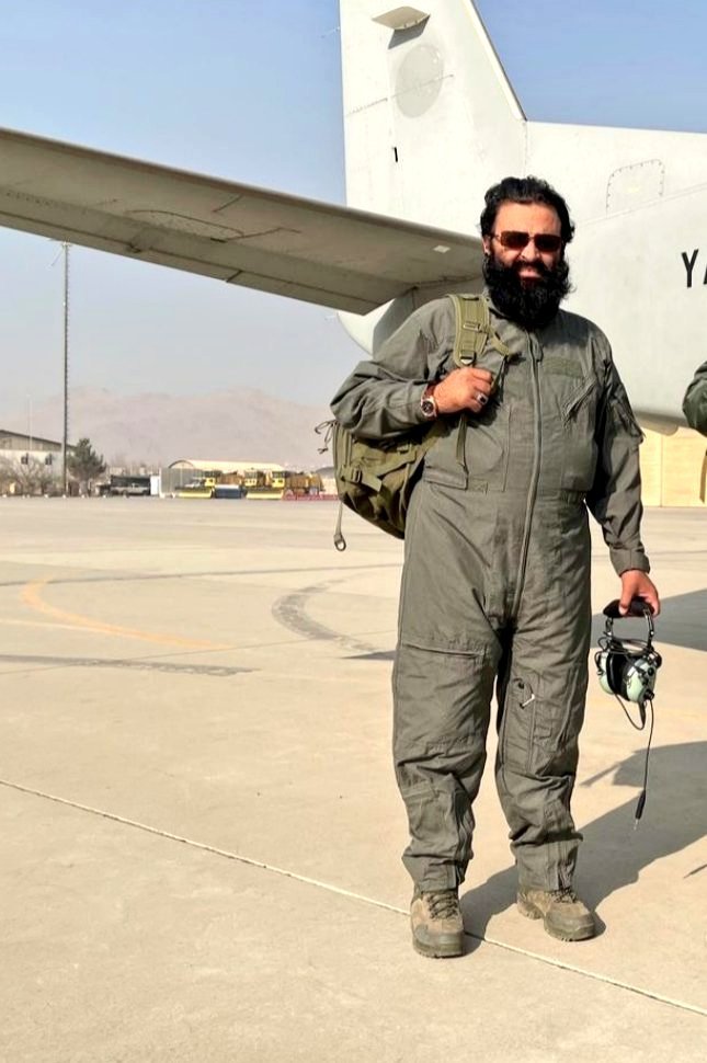 Afganistan'daki İslam Emirliği yönetimi kendi pilotlarını eğitmeye başladı. Bunlardan ilki Zabul vilayetinden Molla Nakibullah Mukim. 

Fotoğraflar ABD-NATO işgali dönemi ve bugünden.