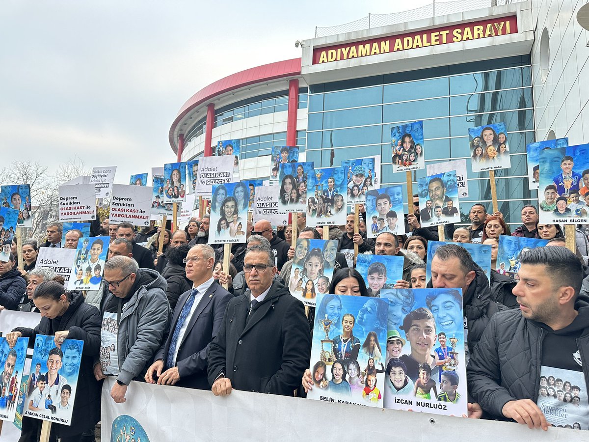 muge_orun's tweet photo. Sonuna kadar peşini bırakmayacağız.. yüzümüze bakmaya cesaret edemeyip online bağlandığınız deliklerde çürüyeceksiniz İsias katilleri. Bugün ne kadar vicdan yoksunu olduğunuzu ispatladınız. Demek çocuklar donarak öldü ha? Şerefsizler
#isiasolasıkast 
#isiasortadavamız https://t.co/hHMT0XTOCu