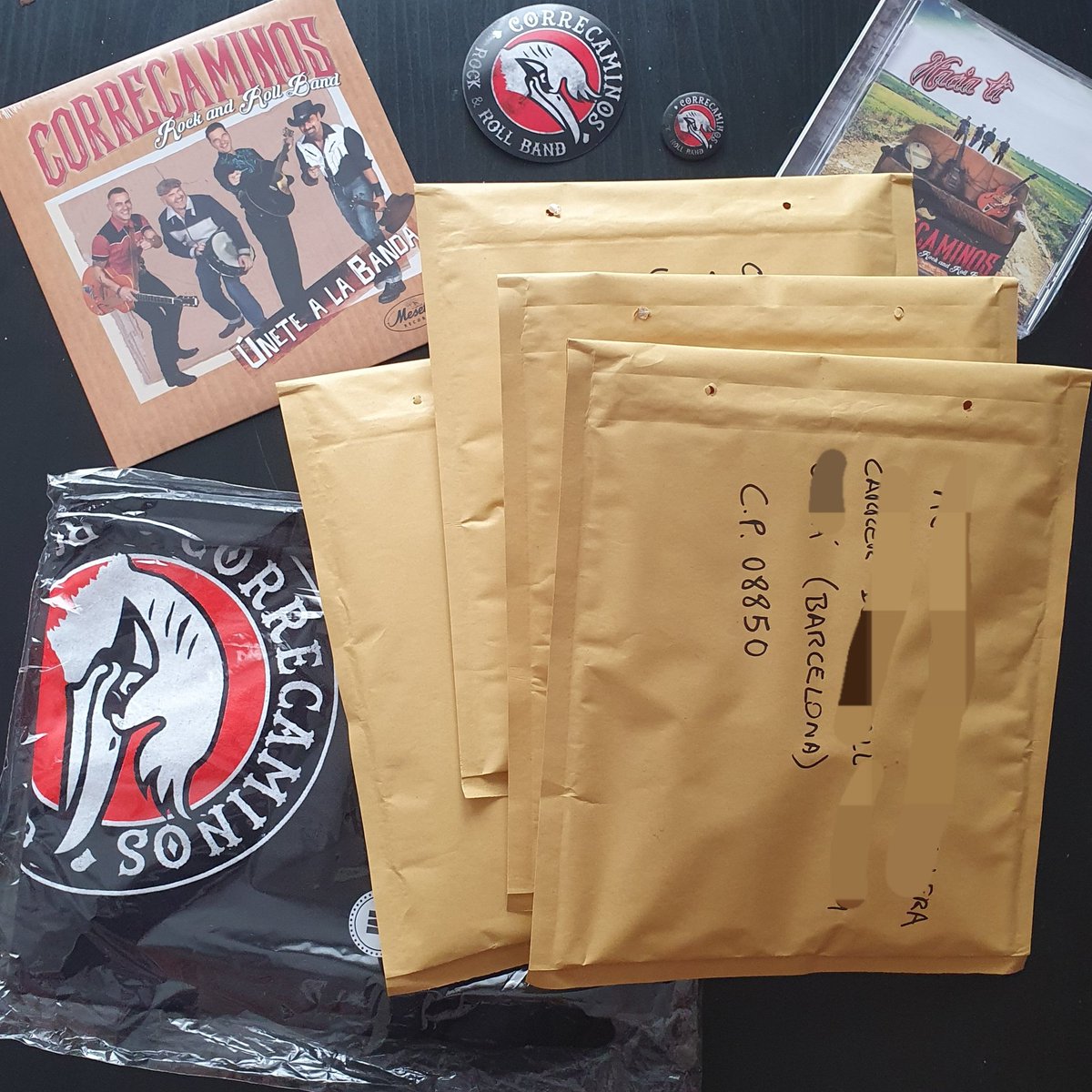 Y siguen saliendo regalitos en todas direcciones!!😊😉✉️

#correcaminosrnrband #unetealabanda #regalos #musica #discos #camisetas #chapas #pegatinas