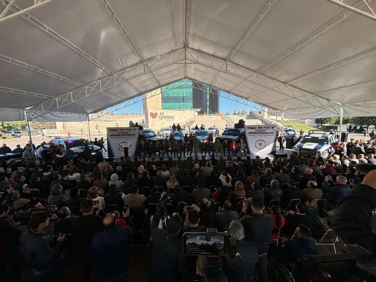 En #Torreón en la entrega de patrullas. #CoahuilaPaDelante #APasosDeGigante #TorreónSiemprePuede