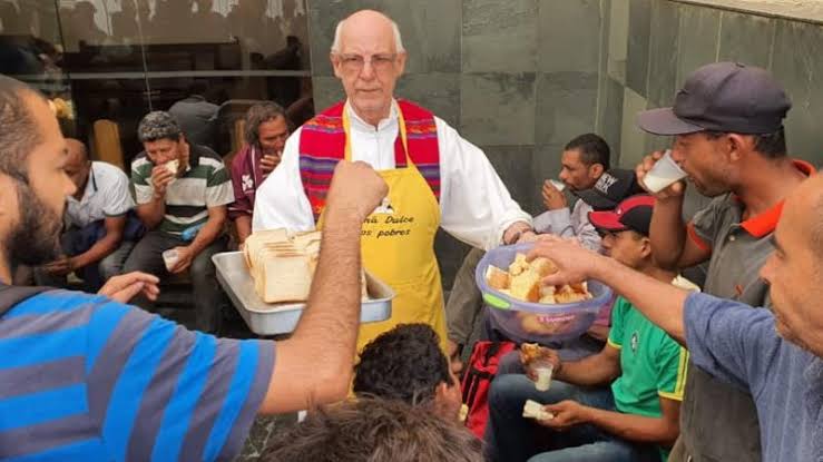 vinicios_betiol's tweet photo. ATENÇÃO: a câmara de vereadores de São Paulo aprovou uma CPI que tem como principal alvo o Padre Júlio Lancelotti. Eles querem saber o pq de um padre alimentar os pobres. Na época das eleições, disseram que a esquerda fecharia igrejas, agora a extrema direita persegue os cristãos.