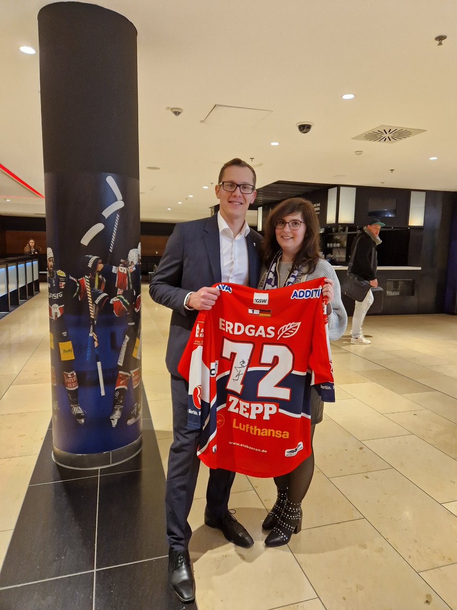 VivienHagen's tweet photo. Legende 👏
#robzepp #einmaleisbärimmereisbär #legende https://t.co/gDbo05VKEH