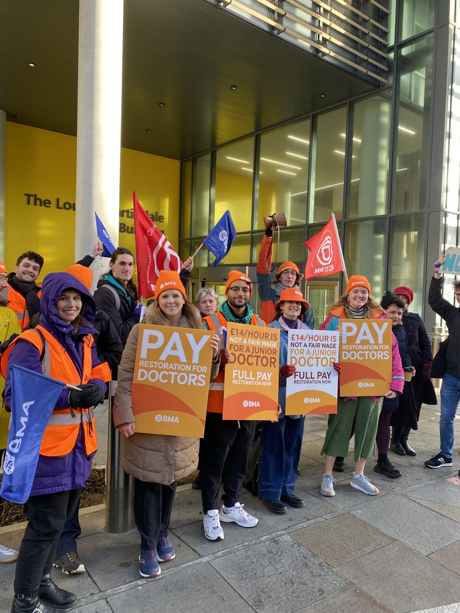 We strike again today. Tag @BMA_JuniorDocs in all your posts and we'll keep sharing! 📸 Read our guidance on strike action here: bma.org.uk/our-campaigns/… #PayRestoration