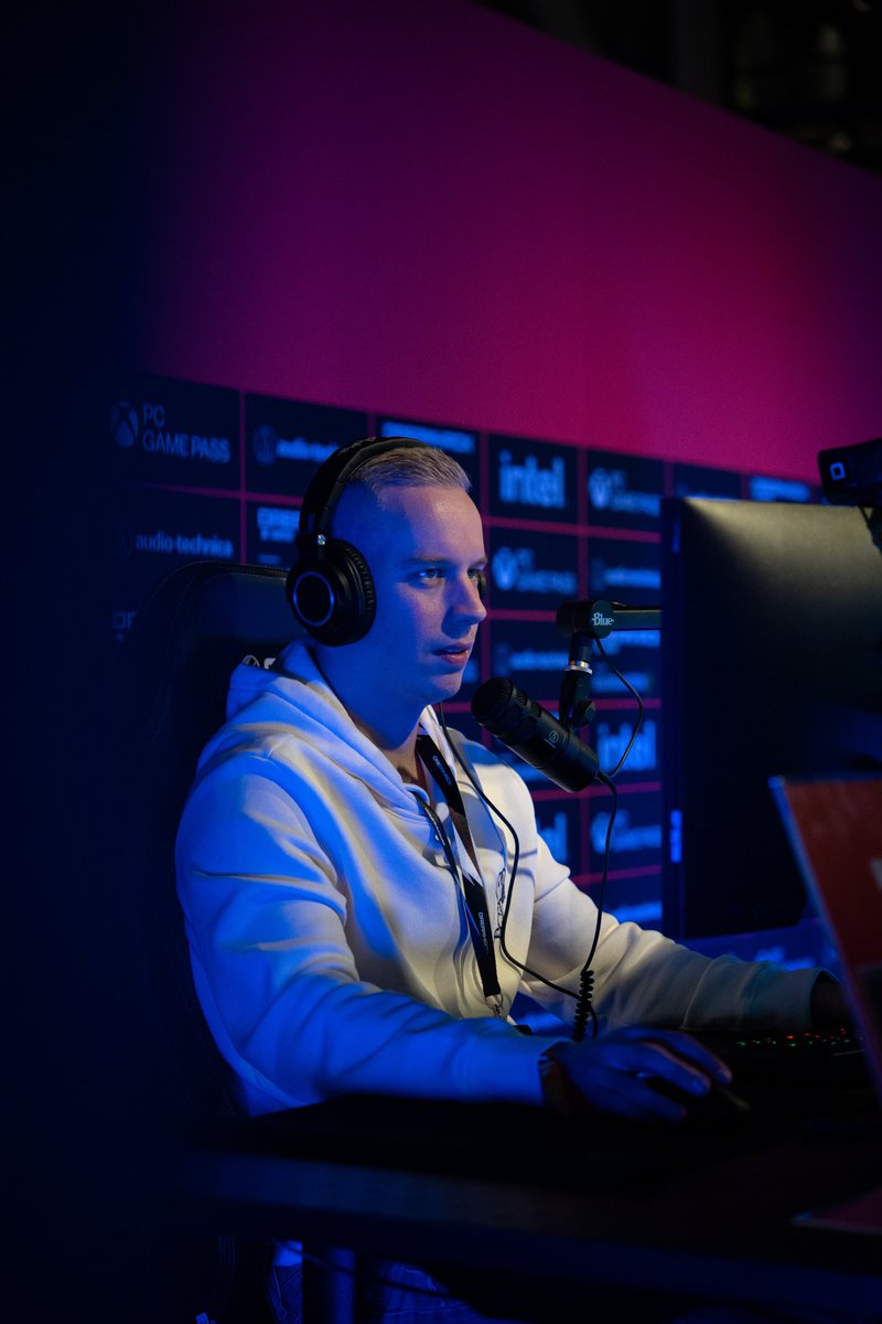 New profilepic, who dis? Also, we're live for our first stream in 2024! twitch.tv/niot