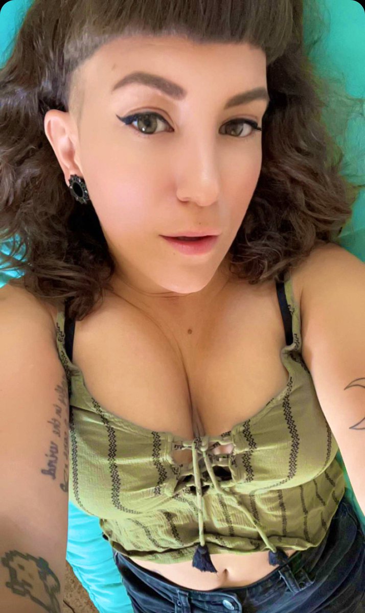 MsEricaK's tweet photo. Thinking about ruining you. 😈

#goddessworship #cleavage #femdom https://t.co/CYcxmln9Vk