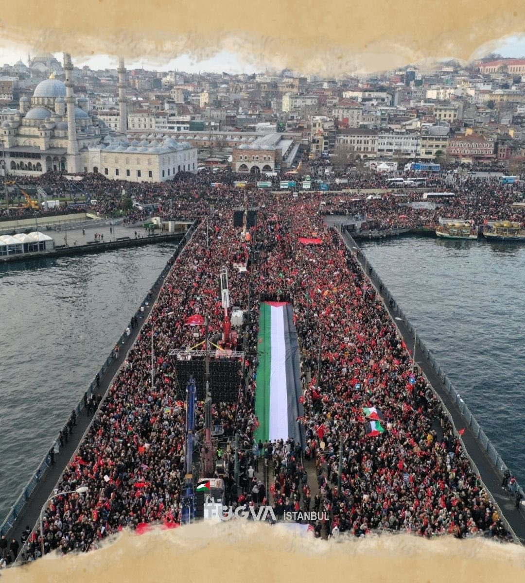 tugvaistanbul's tweet photo. 📌 Yüz yıl önce Osmanlı’nın başkenti İstanbul işgal edildiğinde Galata Köprüsü’nde eylem yapılmıştı. 

Aradan 100 yıl geçti ve 1 Ocak 2024’de aynı yerde, Galata Köprüsü’nde işgal altındaki Filistin için bir yürüyüş gerçekleştirdik. 

#ForFairFuture https://t.co/1PXl6HgATA