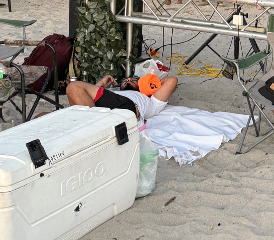 shout out al mae que está tranquilo y descansado en la misma foto jajajaja