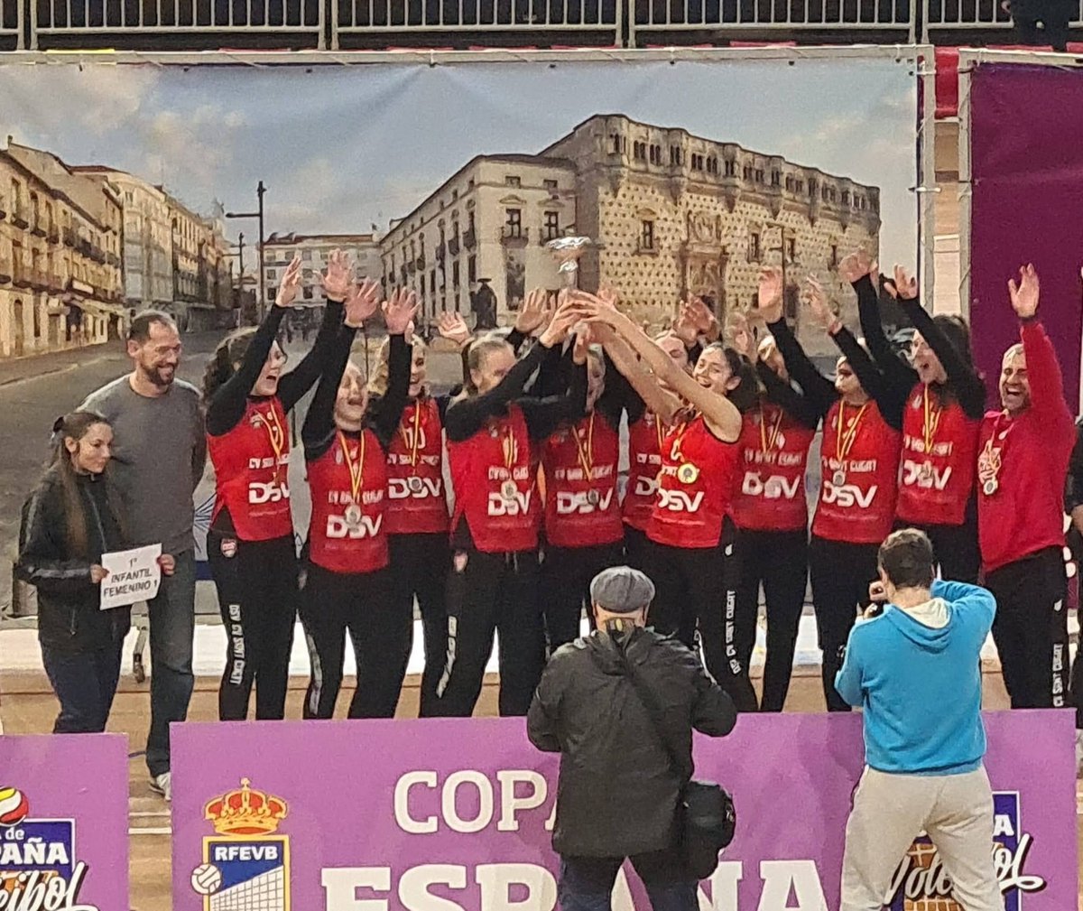 SantCugatCreix's tweet photo. 🏐🏆 El @DSV_ES @VoleiSantCugat ha fet història amb 5 podis en la Copa d'Espanya!

👏 Són els seus millors resultats en aquesta competició nacional!

📸 @RFEVB .

🔗 https://t.co/kUtYsvjikJ .

#SantCugat @Sorea @jmmontserratbcn @EspanaGeff @UNBSport @vivimsolar @ToniAlemany2 https://t.co/FyD5e7UAEW
